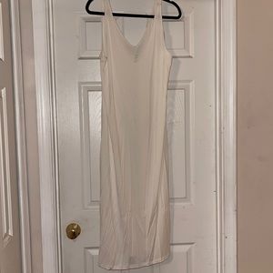 White sleeveless slim dress